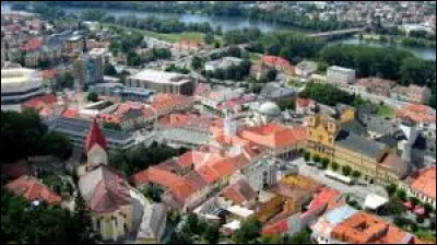 Ville slovaque de 55 000 habitants, située dans la vallée de la Vah, en bordure des Carpates :