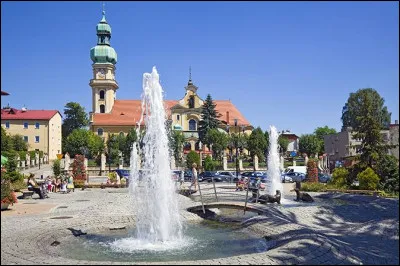 Dans quel pays se trouve Tychy, ville de 120 000 habitants ?