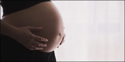 Elle a l'air heureuse, il se pourrait bien qu'elle ait un ... dans le ... !