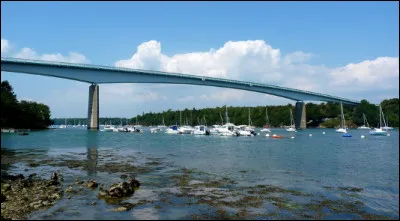 Quel fleuve coule sous le pont de Bénodet ?
