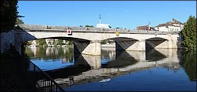 Quelle rivière coule sous le Grand-Pont de Nemours datant de 1795 ?