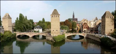 Quel cours d'eau coule sous les ponts couverts de Strasbourg datant de 1230 ?