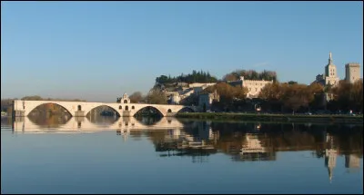 Quel cours d'eau coule sous le Pont Saint-Bénézet appelé pont d'Avignon ?
