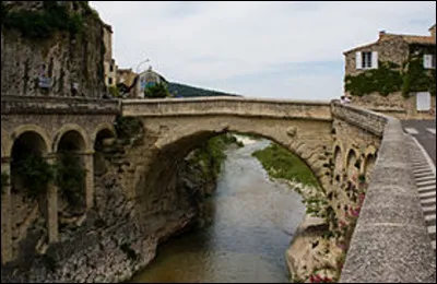 Quelle rivière coule sous le pont romain de Vaison-la-Romaine, vieux de 2 000 ans ?