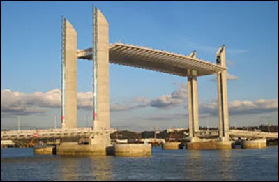 Quel cours d'eau coule sous le pont levant Jacques-Chaban-Delmas de Bordeaux ?