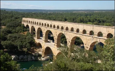 Quelle rivière coule sous le pont du Gard, un aqueduc romain datant du 1er siècle ?