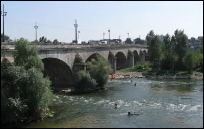 Quel cours d'eau coule sous le pont George-V d'Orléans ?