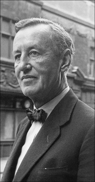 Ian Fleming, auteur de la série de romans despionnage "James Bond", a été lui-même espion pendant quinze ans avant de devenir écrivain.
