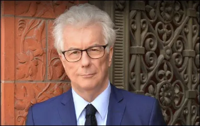 Qui est cet écrivain, auteur du roman d'espionnage ''Triangle (Triple) ?