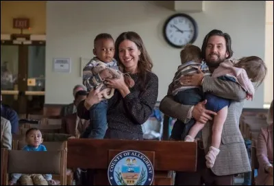 À quel âge Randall est-il officiellement adopté par les Pearson ? 
(Quand ils signent le contrat d'adoption)