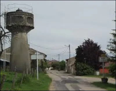 Nous sommes dans le Grand-Est, à Mont-l'Étroit. Village du Toulois, il se situe dans le département ...