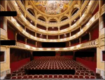 Et le côté droit ? (Toujours par rapport à la scène).