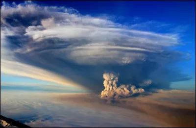 Quel est le volcan le plus actif d'Islande, qui est en train de se réveiller ?
Indice : Sa dernière éruption date de 2011.