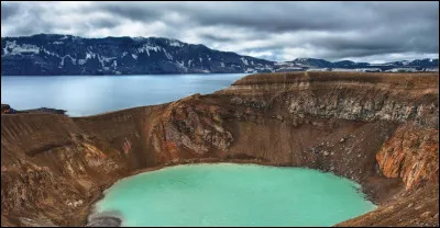 Dans quels pays les cendres de l'éruption de l'Askja en 1875 sont-elles retombées ?