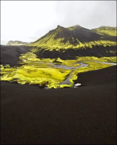 Lequel de ces volcans n'est pas un stratovolcan ?