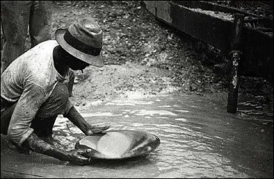 Quel est le nom des chercheurs d'or dont la technique repose sur un filtrage progressif du sable d'un cours d'eau pour en extraire des paillettes ?