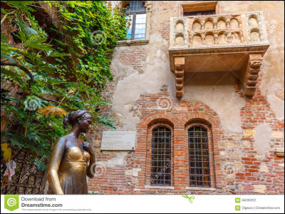 Dans quelle ville italienne se situe l'intrigue de la pièce de théâtre de William Shakespeare "Roméo et Juliette" ?