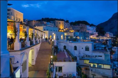 Dans quelle région d'Italie l'île de Capri est-elle située ?