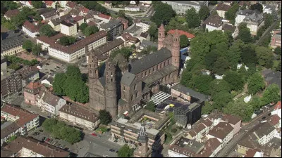 Ville allemande de 80 000, située sur la rive gauche du Rhin, dans le Land de Rhénanie-Palatinat :