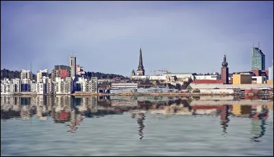 Dans quel pays se trouve Vasteras, ville de 110 000 habitants ?