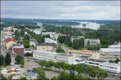 Dans quel pays se trouve Varkaus, ville de 20 000 habitants de la région de Savonie ?