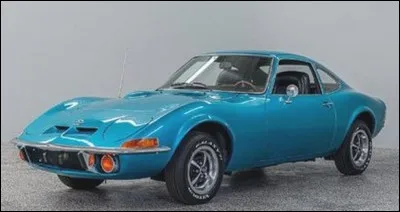 Avec une ligne futuriste cette auto avait l'audace de phares escamotables à l'avant. Quel est ce coupé ?