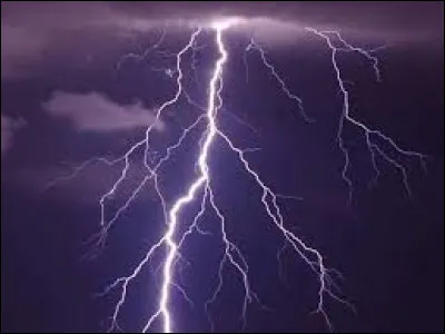 Comment s'appelle le type spécifique d'éclair qui a une grosse puissance ?