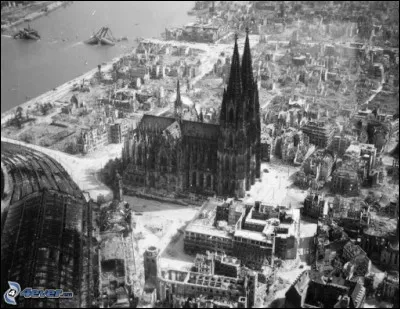 Par delà les frontières, la 2e plus haute cathédrale d'Europe (après celle d'Ulm) aurait pu ne pas s'en relever : quelle est cette ville ?