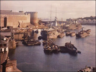 1912 > Voilà une ville où, qu'on fasse 100 km vers le nord, l'ouest ou le sud, ben on est toujours dans l'eau : confinés de naissance, les pauvres ...