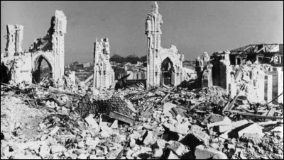 1945 > L'Église Notre-Dame de ... ne fut jamais reconstruite après les bombardements de la RAF pour libérer la ville : où étions-nous alors ?