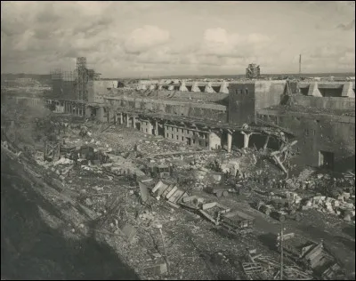 Quasiment à la même époque, voici ce qu'il restait du port de ...