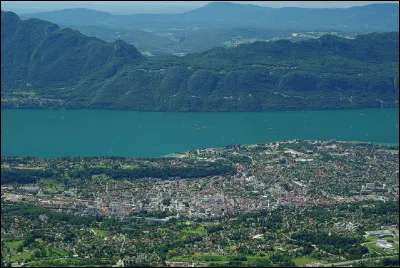 Si je vous dis qu'elle est dans le 73, dans quel département la ville d'Aix-les-Bains est-elle située ?