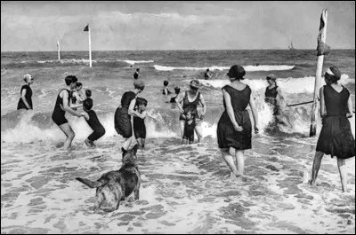 Dans quel pays la mode des bains de mer est-elle née ?