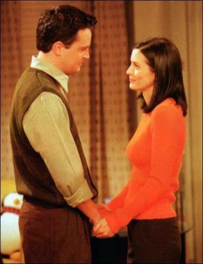 Comment Phoebe dcouvre-t-elle la liaison de Monica et Chandler ?