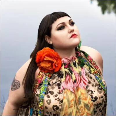 Quel groupe de rock, men&eacute; par Beth Ditto, conna&icirc;t le succ&egrave;s avec le titre "Heavy Cross" ?