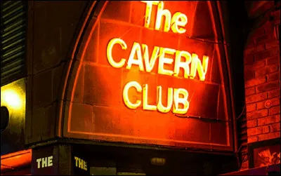 Que groupe s'est produit près de 300 fois à la salle de spectacle de Liverpool ''The Cavern Club'' (La caverne en français) ?