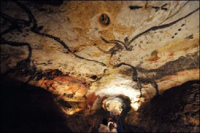 Selon la version la plus fréquemment racontée, qui a découvert la grotte de Lascaux ?