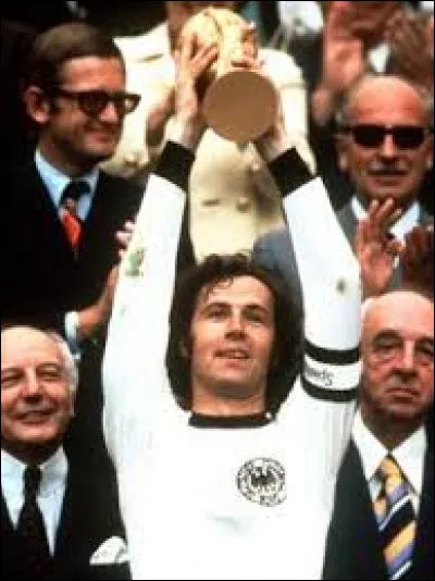 Quelle équipe, avec 14 buts, termina meilleure attaque de la compétition ?