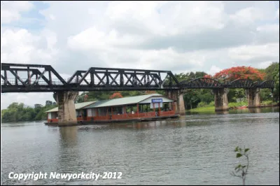 Dans quelle ville de Tha&iuml;lande se trouve le c&eacute;l&egrave;bre pont ferroviaire sur la rivi&egrave;re Kwa&iuml; ?