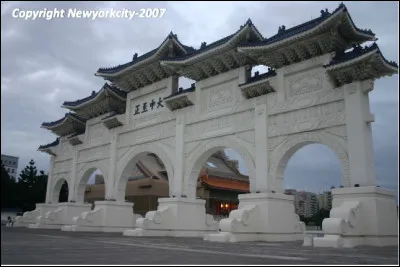 Dans quelle ville de la r&eacute;publique de Chine (Ta&iuml;wan) se trouve le m&eacute;morial Tchang-Ka&iuml;-chek ?