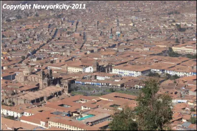 Quel est le nom de cette ville du P&eacute;rou situ&eacute;e &agrave; 3 310 m d'altitude, capitale de la Province de Cuzco et ancienne capitale des Incas ?