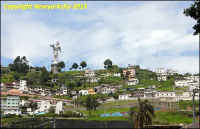 Dans quelle ville d'&Eacute;quateur se trouve la statue en aluminum de la Vierge, haute de 38 m&egrave;tres, perch&eacute;e &agrave; 3 000 m d'altitude et qui prot&egrave;ge la capitale ?