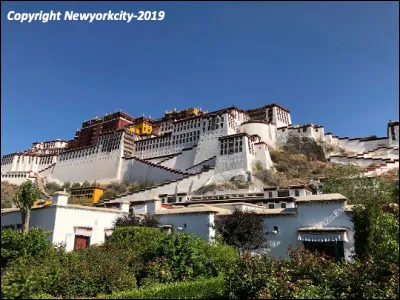 Dans quelle ville du Tibet se trouve le palais du Potala, b&acirc;ti &agrave; 3 700 m d'altitude, ancienne r&eacute;sidence des dala&iuml;-lamas ?