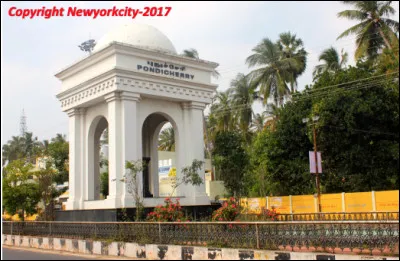 Quelle est cette ville de l'&Eacute;tat du Tamil Nadu, le pays des Tamouls, comptoir fran&ccedil;ais en Inde de 1674 &agrave; 1954 ?