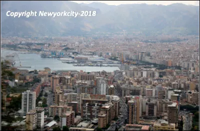 Quelle est cette ville portuaire, chef-lieu et plus grande ville de Sicile ?
