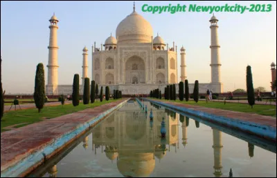 Dans quelle ville d'Inde se trouve le Taj Mahal (1631), joyau de l'architecture moghole ?