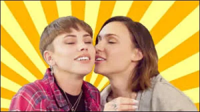 Comment s'appelle la fille à côté d'elle ?