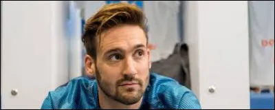 Michael fait du foot.