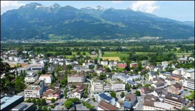 Petite ville de 5 000 habitants bordée par le Rhin, capitale du Liechtenstein :