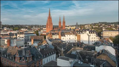Ville allemande de 270 000 habitants, capitale du land de Hesse :